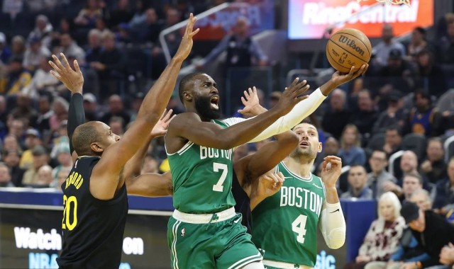 杰伦布朗23+15+13普理查德26分 绿军胜勇士